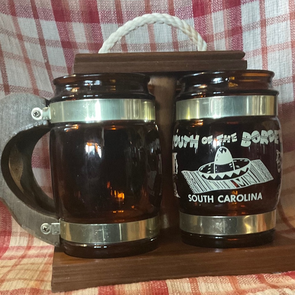 MADE IN CANADA  VINTAGE GLASS MUG SET WITH  WOODEN  CARRY